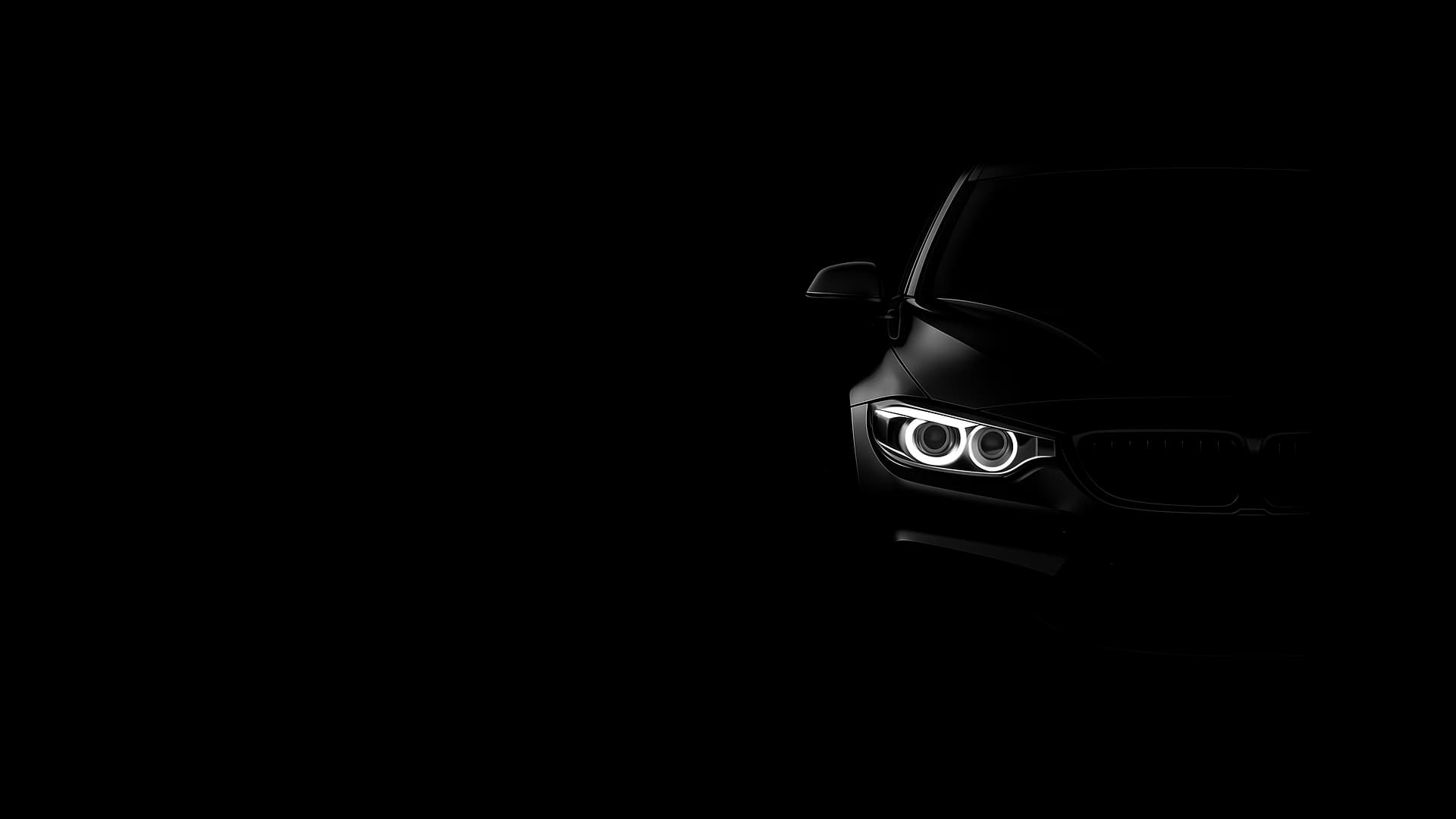 Une BMW dans un environnement sombre